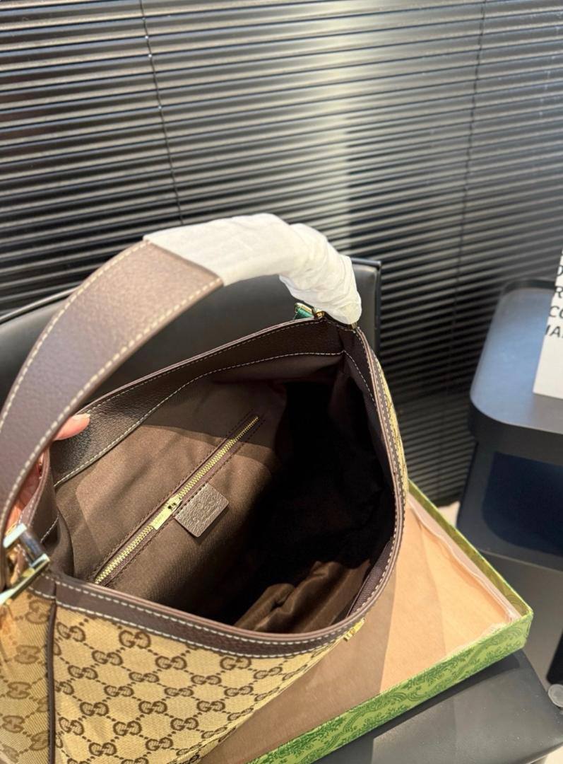 YSL - Gucci
105 dhs❣️
 high quality 
New

Zain26
♥️♥️♥️