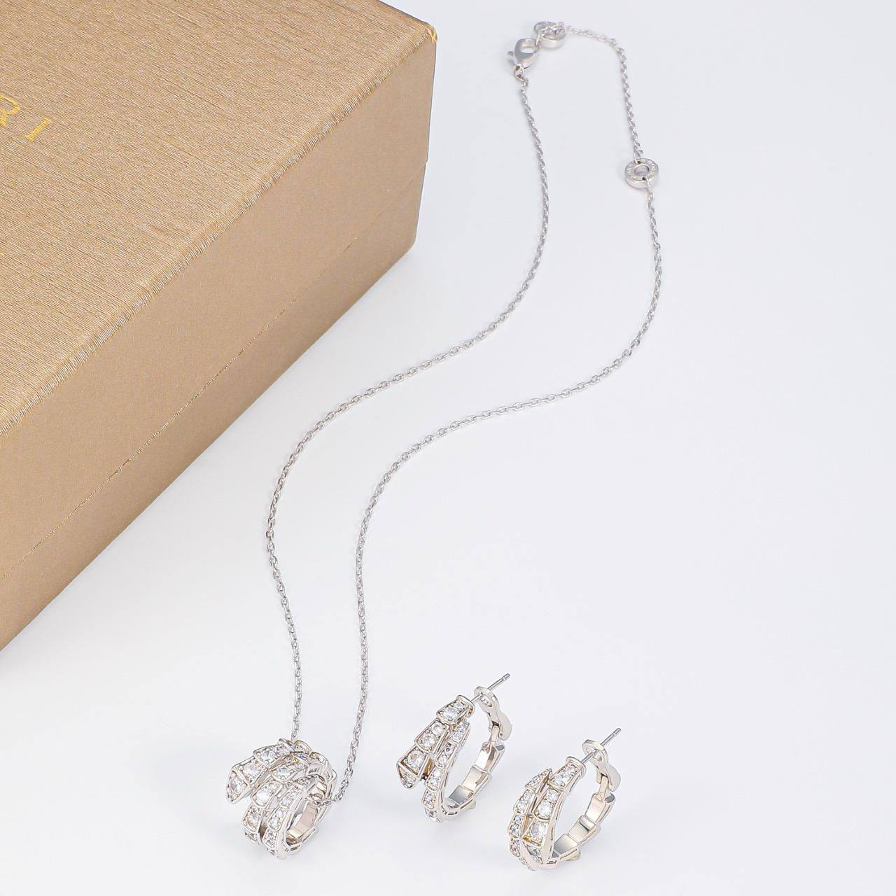 Bvlgari Set* 🦋
Necklace 
Earrings 
Master quality 🌿

*105* AED normal box 📦

Zain48
♥️♥️♥️