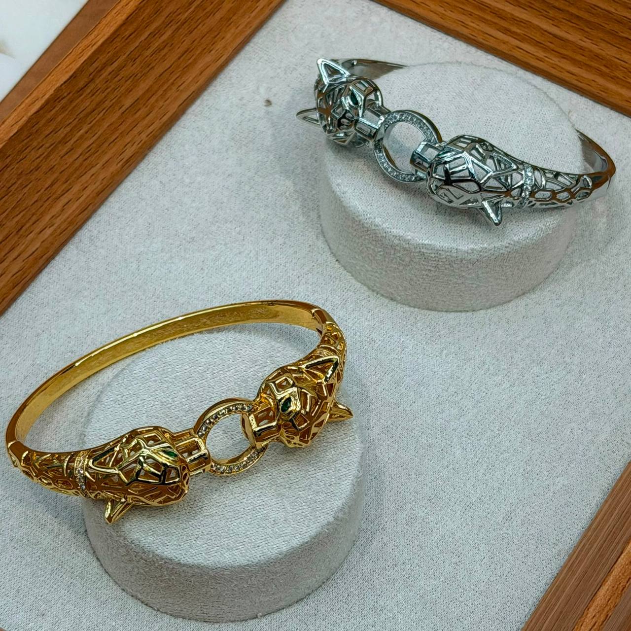 Bangle ❤️‍🔥*
good quality 💯
With black boxes 🗃️ 
20 dhs💓
With normal boxes 📦 
And paper bag🛍️
30 dhs💓

Zain216
♥️♥️♥️