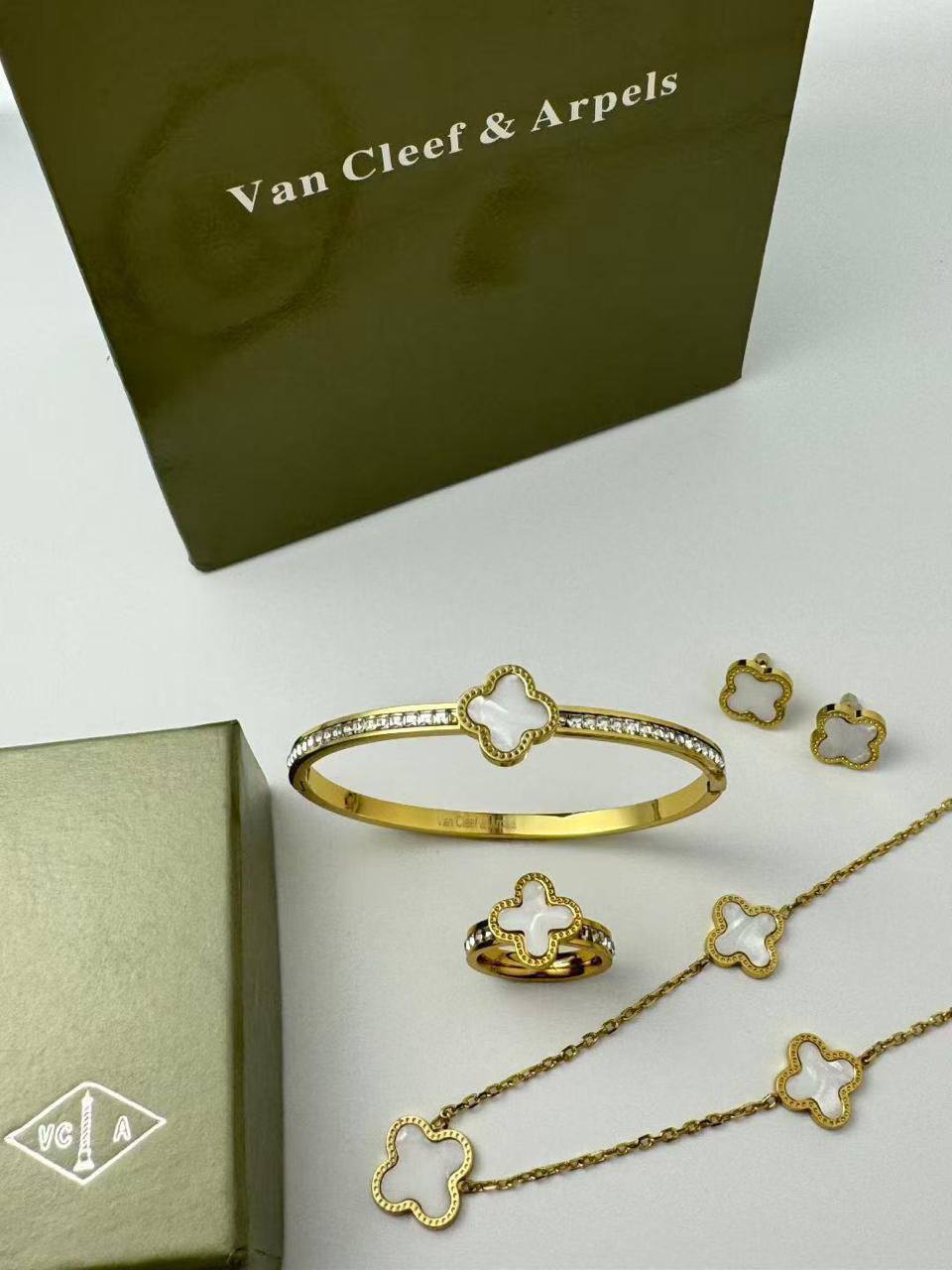 Stainless steel SET 💯*
Necklace ❤️‍🩹
Earring 🍁
Breslat ❣️
Ring free size 
With normal boxes 📦 
And paper bag 🛍️
45 dhs🇦🇪

Zain216
♥️♥️♥️