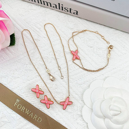 CHOUMET SET
NECKLACE BRACELET EARRINGS 💫✨
WITH BOX AND PAPER BAG🛍️🎁
140 DHS🌺

Zain89
♥️♥️♥️