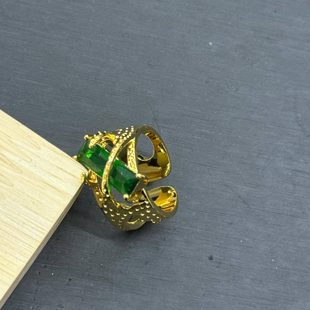 Fashion quality ❤️‍🔥*
Ring 💍 
Free size 
With black boxes 🗃️ 
30 dhs🪙💚

Zain216
♥️♥️♥️