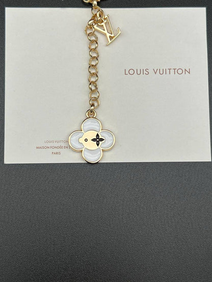 KEYCHAINS
CHANEL & LV 
60 dhs🪙🖤
With MASTER BOX 📦

Zain263
♥️♥️♥️