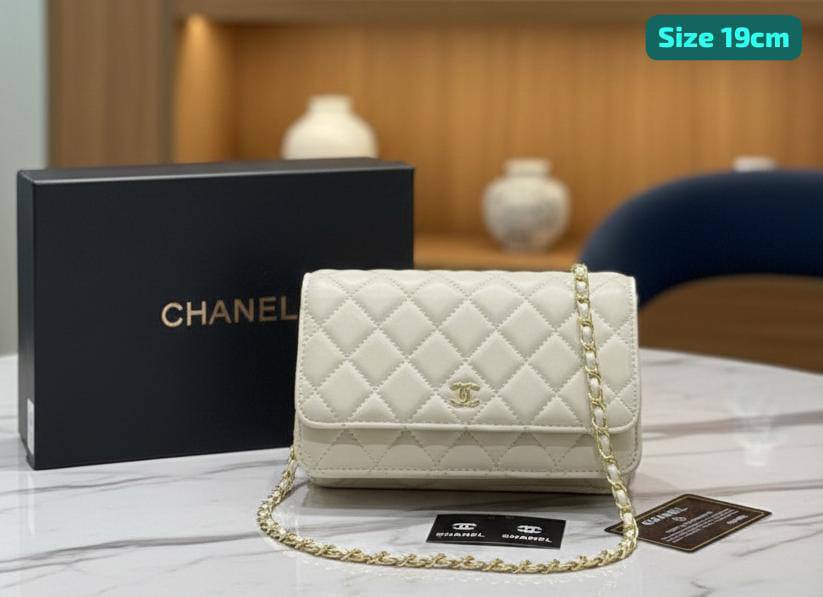Chanel

Best quality

With box’s
🎁🎁🎁

90 dhs🌺
size 19cm

Zain158
♥️♥️♥️