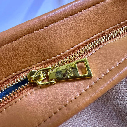 PRADA COPY ONE NEW CAME  BIG SIZE 
220 dhs🇦🇪🇦🇪

Zain295
♥️♥️♥️