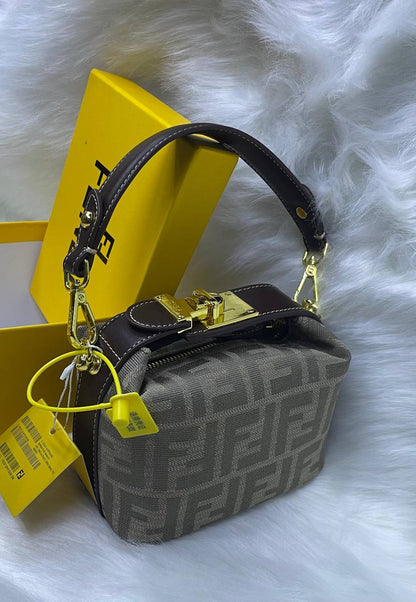 Fendi

85 dhs✅ 

with box
🎁🎁🎁

Zain72
♥️♥️♥️