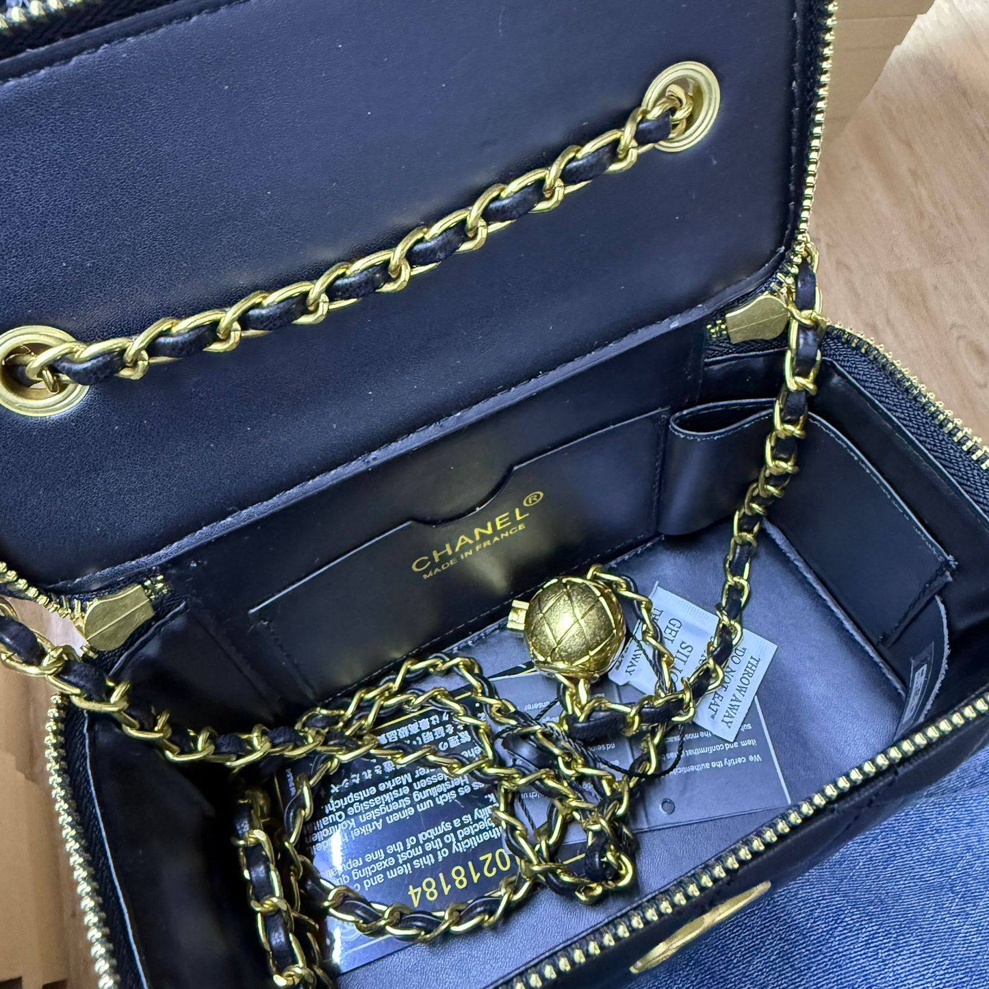 CHANEL 

18cm
95 dhs❣️

with BOX
🎁🎁🎁

Zain44
Zain254
♥️♥️♥️