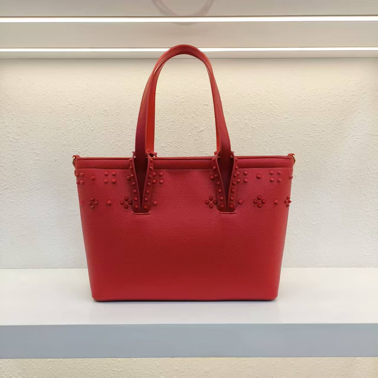 Valentino
GOOD QUALITY 
110 dhs🇦🇪🇦🇪

Zain200
♥️♥️♥️
