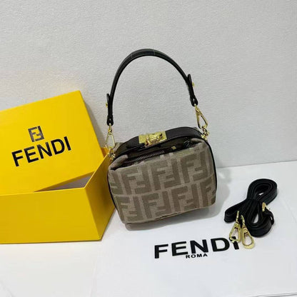 Fendi

85 dhs🪙💕

with box
🎁🎁🎁

Zain143
♥️♥️♥️