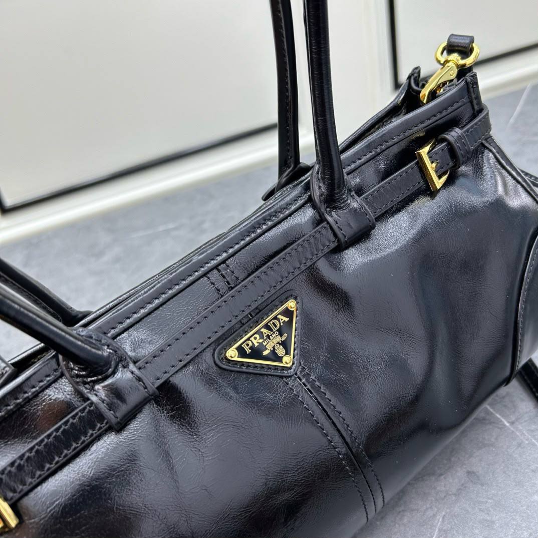 PRADA 
COPY ONE 
210 dhs✅

Zain295
♥️♥️♥️