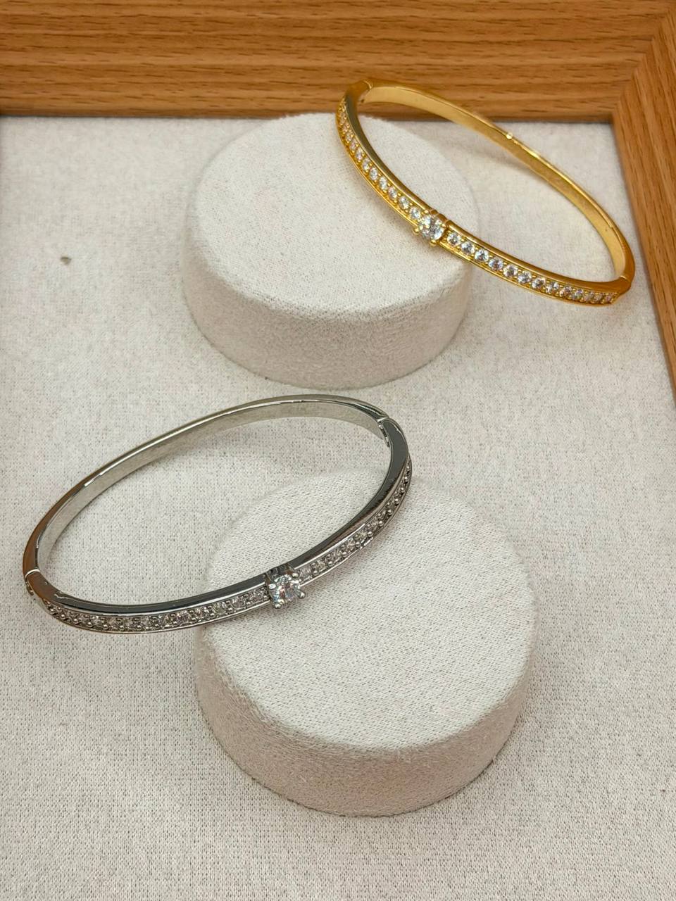 Bangle ❤️‍🔥*
good quality 💯
With black boxes 🗃️ 
20 dhs💓
With normal boxes 📦 
And paper bag🛍️
30 dhs💓

Zain216
♥️♥️♥️