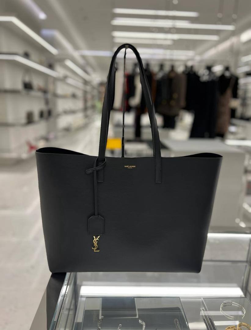 YSL
100 dhs🪙🌺

Good quality with zipper

Zain35
♥️♥️♥️