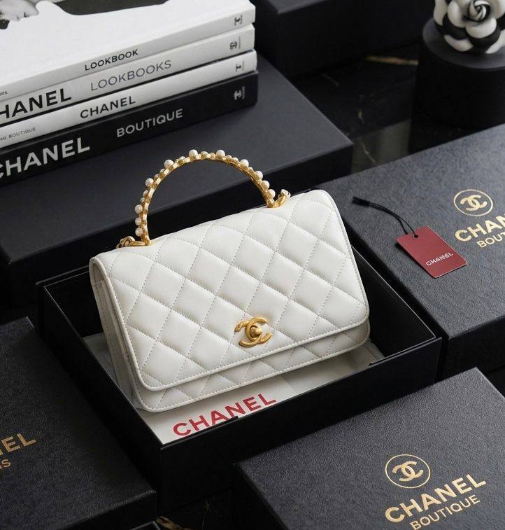 CHANEL
Top Handle Bag
Lambskin Leather Material
With Long Chain Belt Strap
Gold Hardware
Size: 18 cm
With BOX

110 dhs💓

Zain239
♥️♥️♥️