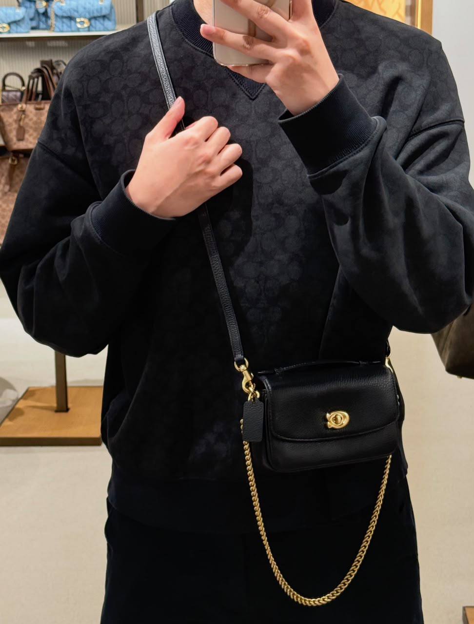 Coach

100 dhs🇦🇪🇦🇪🇦🇪

SIZE：20cm
GOOD-quality 
with box

Zain35
♥️♥️♥️