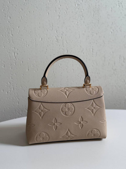 New collection✨✨✨
LV
 22cm
340 dhs🪙🌺
Top quality 
With box🎁

Zain228
♥️♥️♥️