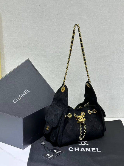 Chanel
110 dhs💓

with box
🎁🎁🎁

size 20×12×14cm

Zain42
♥️♥️♥️