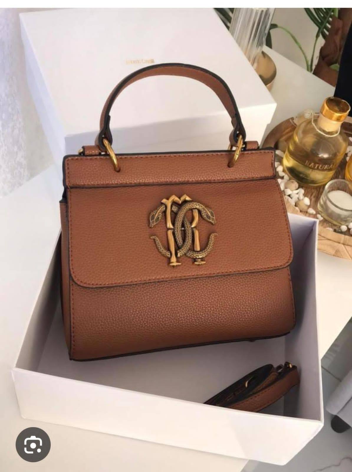Roberto cavalli

good quality
100 dhs🇦🇪🇦🇪

SIZE 25cm 
White boxes

Zain200
♥️♥️♥️