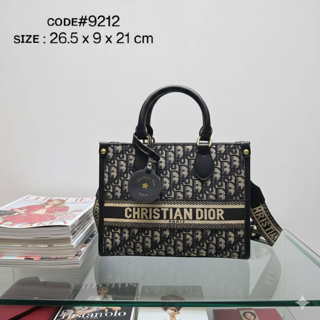 CHRISTIAN DIOR
ᴏɴ ᴛʜᴇ ɢᴏ ᴛᴏᴘ ʜᴀɴᴅʟᴇ 
ᴄʀᴏss ʙᴏᴅʏ ʙᴀɢ
ᴄᴀɴᴠᴀs & ʟᴇᴀᴛʜᴇʀ ᴍᴀᴛᴇʀɪᴀʟ
ᴡɪᴛʜ ʟᴏɴɢ ʙᴇʟᴛ sᴛʀᴀᴘ
sɪᴢᴇ: 26.5 cm

75 dhs🪙🌨️

Zain31
♥️♥️♥️