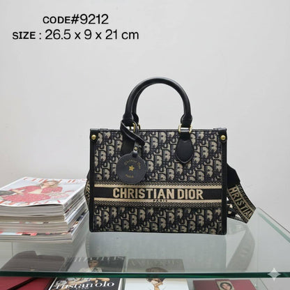 CHRISTIAN DIOR
ᴏɴ ᴛʜᴇ ɢᴏ ᴛᴏᴘ ʜᴀɴᴅʟᴇ 
ᴄʀᴏss ʙᴏᴅʏ ʙᴀɢ
ᴄᴀɴᴠᴀs & ʟᴇᴀᴛʜᴇʀ ᴍᴀᴛᴇʀɪᴀʟ
ᴡɪᴛʜ ʟᴏɴɢ ʙᴇʟᴛ sᴛʀᴀᴘ
sɪᴢᴇ: 26.5 cm

75 dhs🪙🌨️

Zain31
♥️♥️♥️