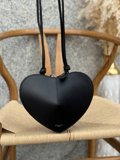 ALAIA
21cm
330 dhs🇦🇪
Top quality 
With box🎁

Zain167
♥️♥️♥️