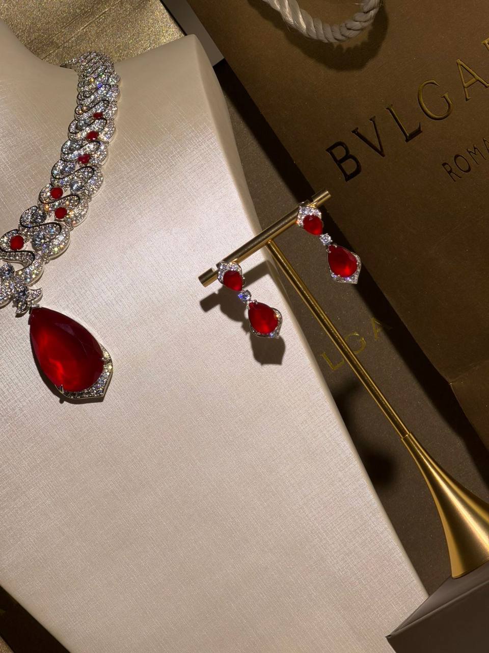BVlGARI
 Collection 😍

Quality: Super Master 
Non -Tarnish color

* ⁠Necklace 
* ⁠Earring
For Price 👇 WTSP Text Zain 0568585901

Zain268
♥️♥️♥️