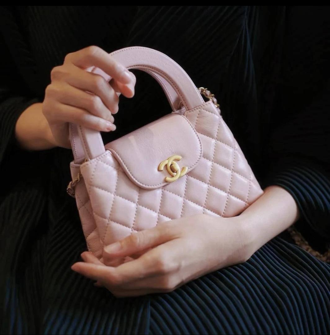 Chanel
95 dhs🪙
size：22cm

Good quality 

with box
🎁🎁🎁

Zain39
♥️♥️♥️