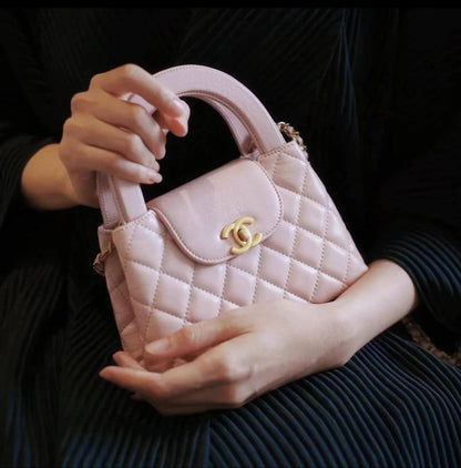 Chanel
95 dhs🪙
size：22cm

Good quality 

with box
🎁🎁🎁

Zain39
♥️♥️♥️
