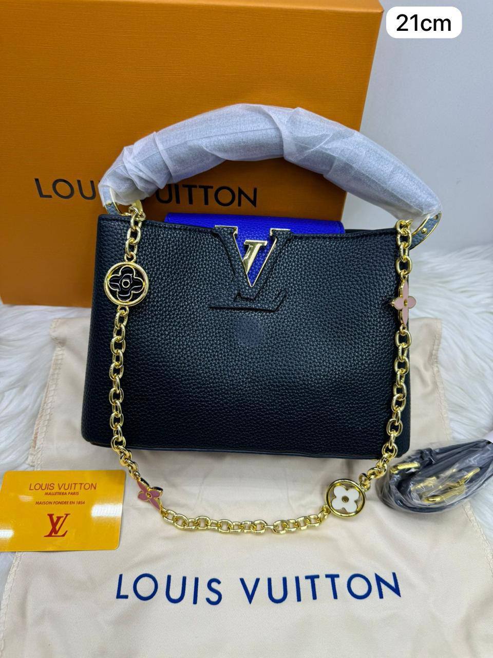 💎 LV Capitalcines
1️⃣ First quality +🎁
Size : 21 * 15 cm
90 dhs🪙🌨️
with box🎁

Zain115
♥️♥️♥️
