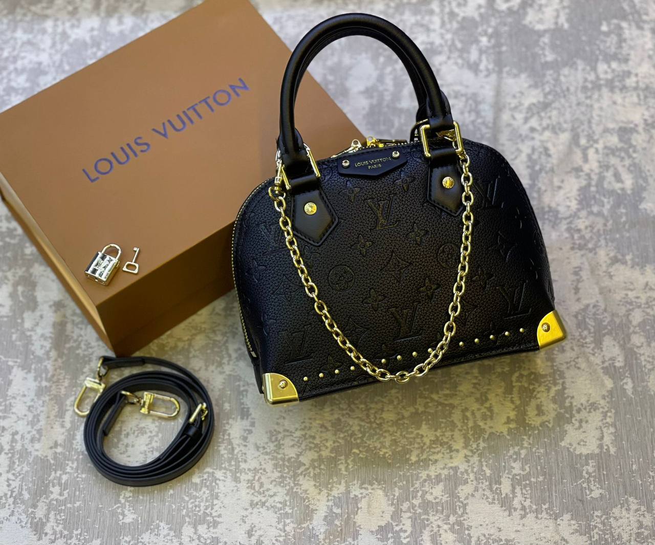 LV L001

with box 
🎁🎁🎁

High quality 
170 dhs✅

Zain175
♥️♥️♥️