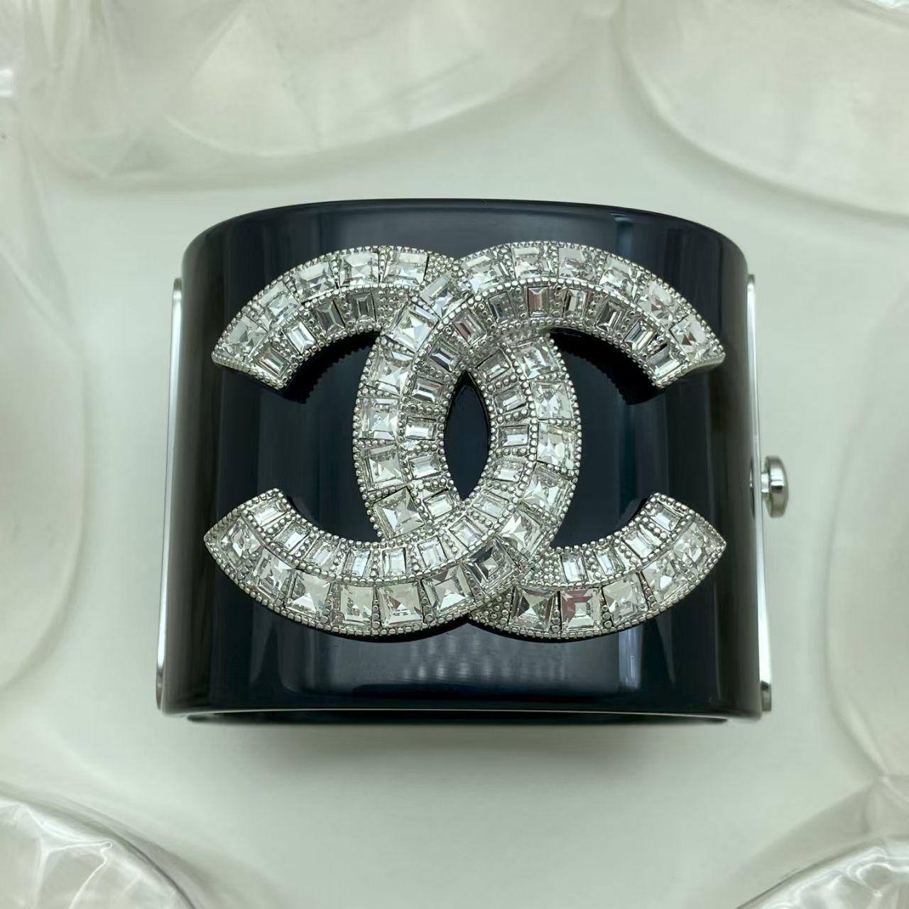 CHANEL
*supermaster* 
Hand band 
140 dhs🪙

Zain263
♥️♥️♥️