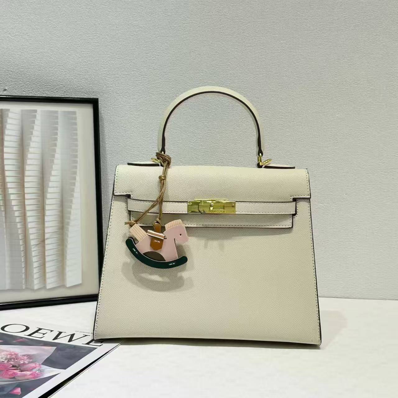 Hermes

with box
🎁🎁🎁

105 dhs💓

Zain143
♥️♥️♥️
