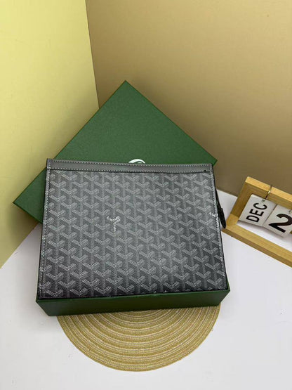 Pouch
65 dhs✅
with box🎁🎁🎁

size 27×5×21cm

Zain42
♥️♥️♥️