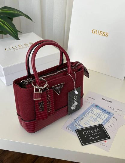 Guess
100 dhs✅
size：22cm

Good-quality 

with box
🎁🎁🎁

Zain35
♥️♥️♥️