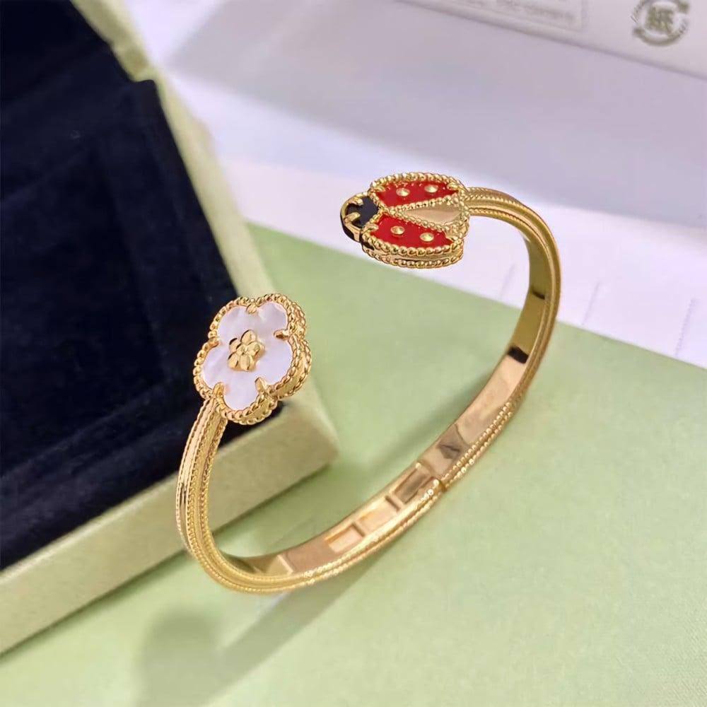 VCA ❤️‍🔥*
Bangle 😍
Ring 💍 free size 🔥
Master quality 💯
With normal boxes 🗃️ 
120 dhs🇦🇪🇦🇪

With master box 🗃️ 
Same in picture 👆
160 dhs🇦🇪🇦🇪

Zain216
♥️♥️♥️