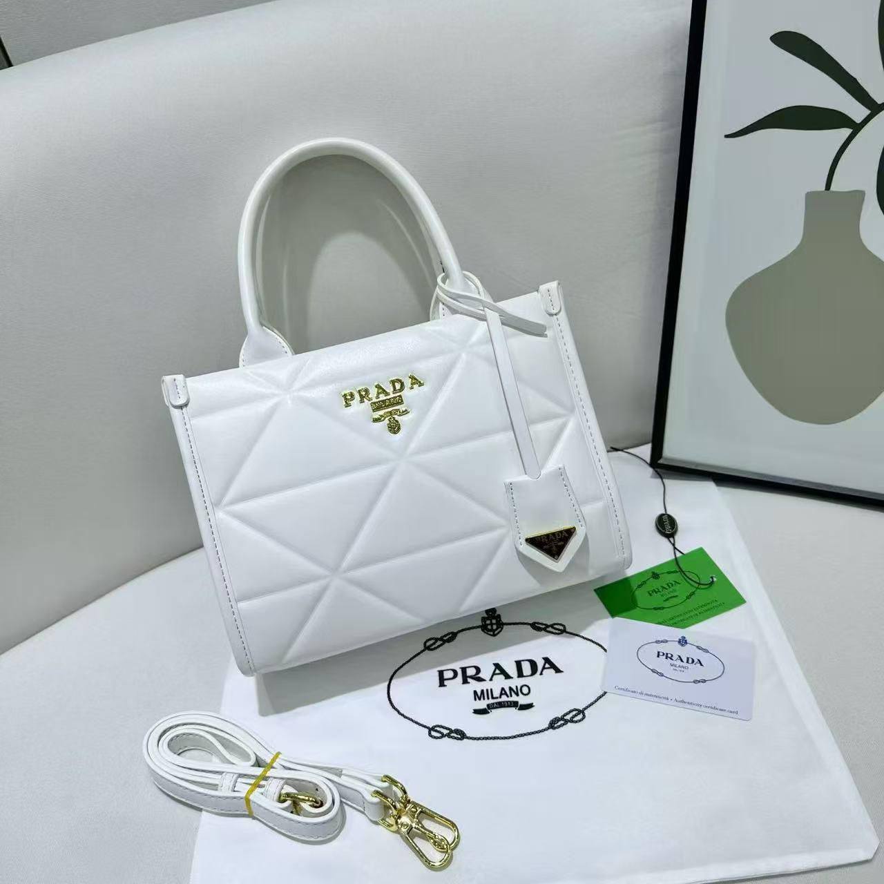 Prada Mini 
Good Quality 
95 dhs💓

Zain250
♥️♥️♥️