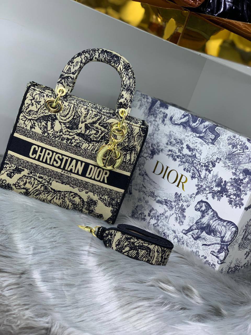 Dior
24cm  
120 dhs🪙🌨️

with box
🎁🎁🎁

Zain244
♥️♥️♥️