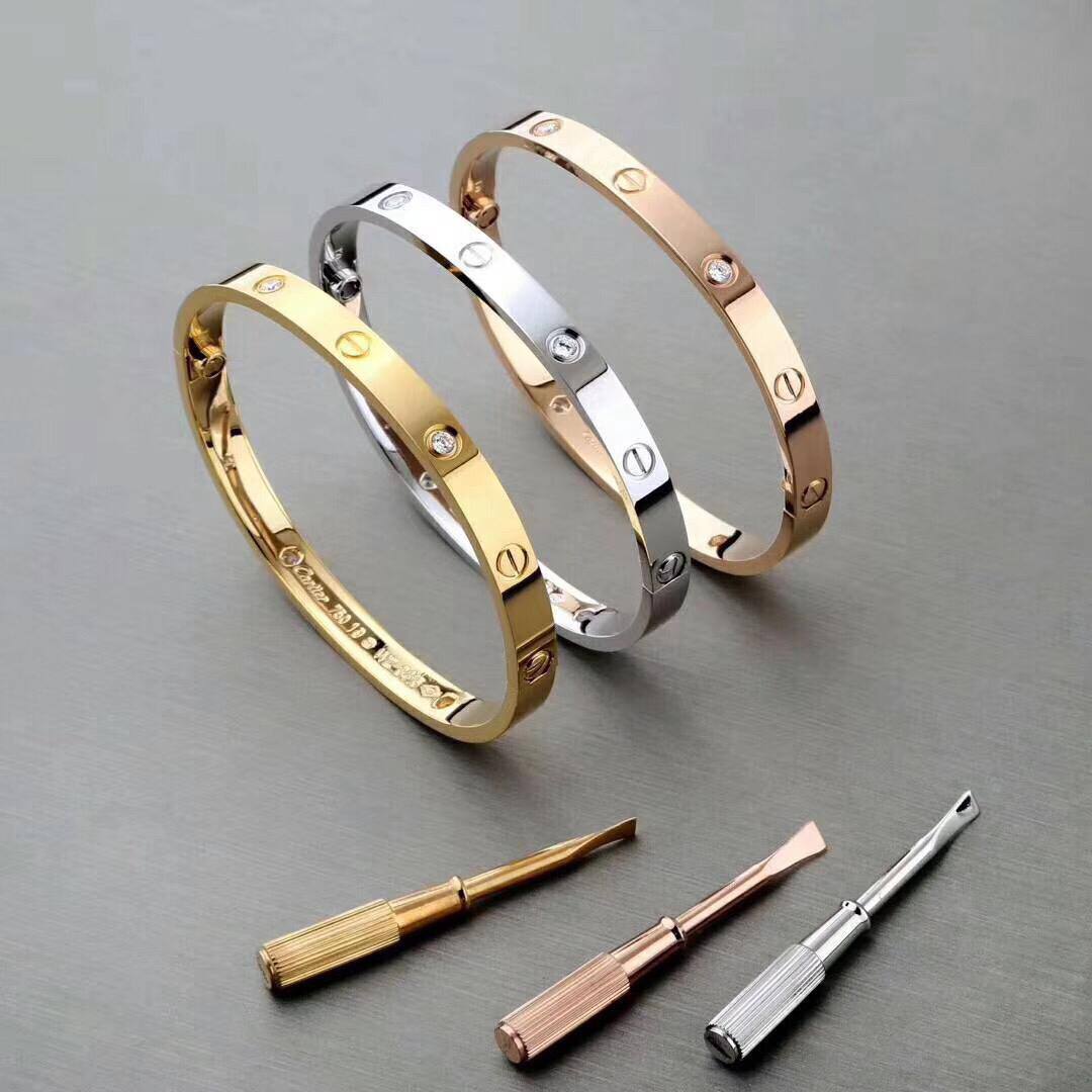 Cartier Bangle
60 dhs🪙💕  
Each Bangle With Box And Paper Bag
🎁🎁🎁

Zain89
♥️♥️♥️