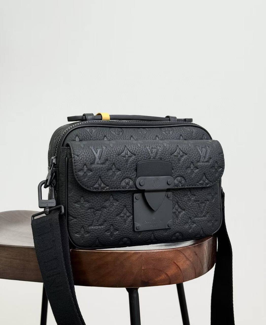 LV
Master
Cross Bag 
260 dhs✅

Zain33
♥️♥️♥️