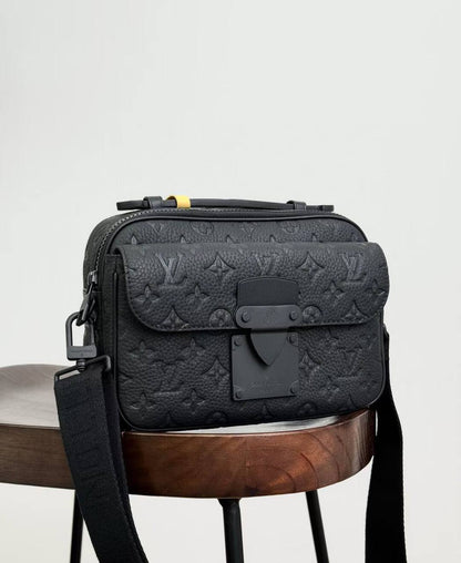 LV
Master
Cross Bag 
260 dhs✅

Zain33
♥️♥️♥️