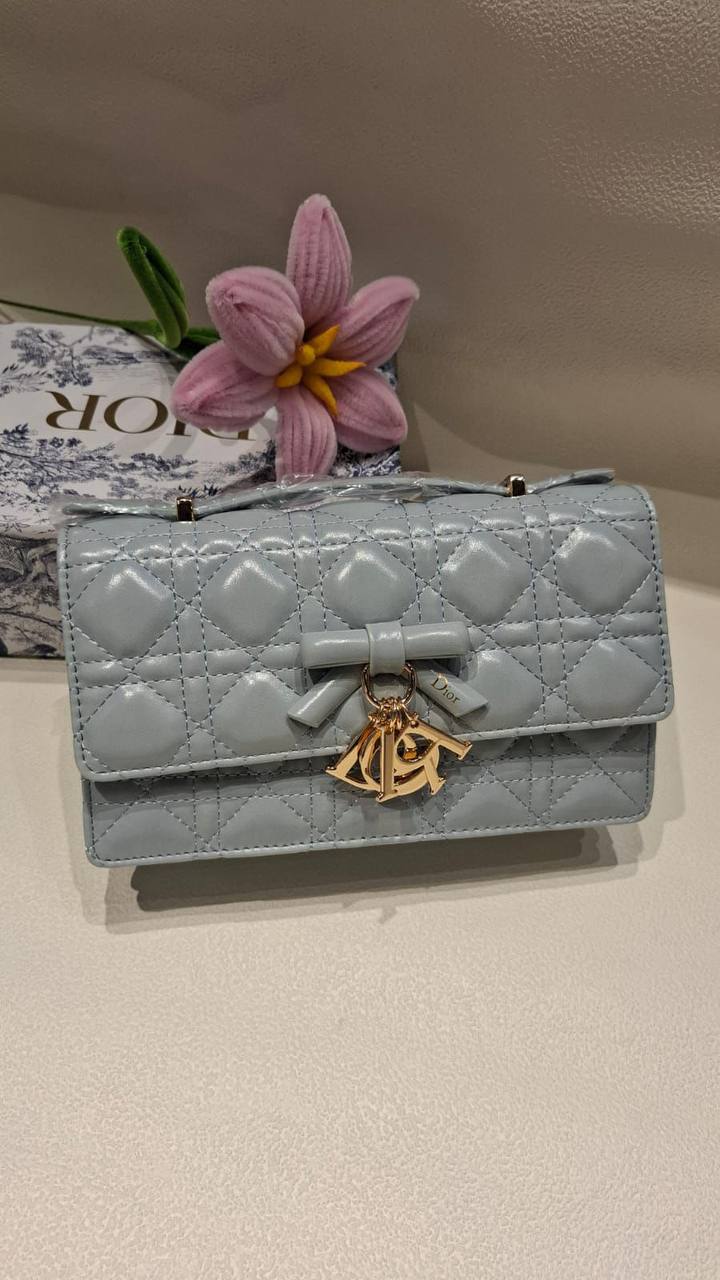 DIOR 
22cm 

box
🎁🎁🎁

120 dhs✅

Zain44
♥️♥️♥️