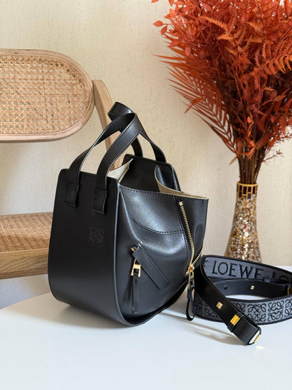 LOEWE
22cm
360 dhs❣️
Top quality 
With box🎁

Zain167
♥️♥️♥️