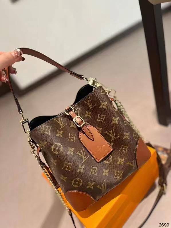 Bucket bag
Good quality 
110 dhs💓
With box 📦

Zain70
♥️♥️♥️