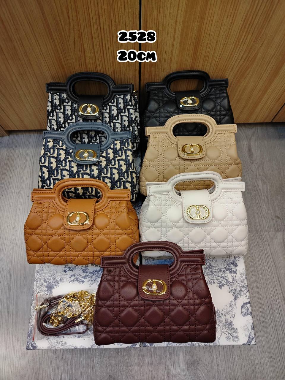 Dior
with box
🎁🎁🎁

100 dhs❣️

Zain107
♥️♥️♥️