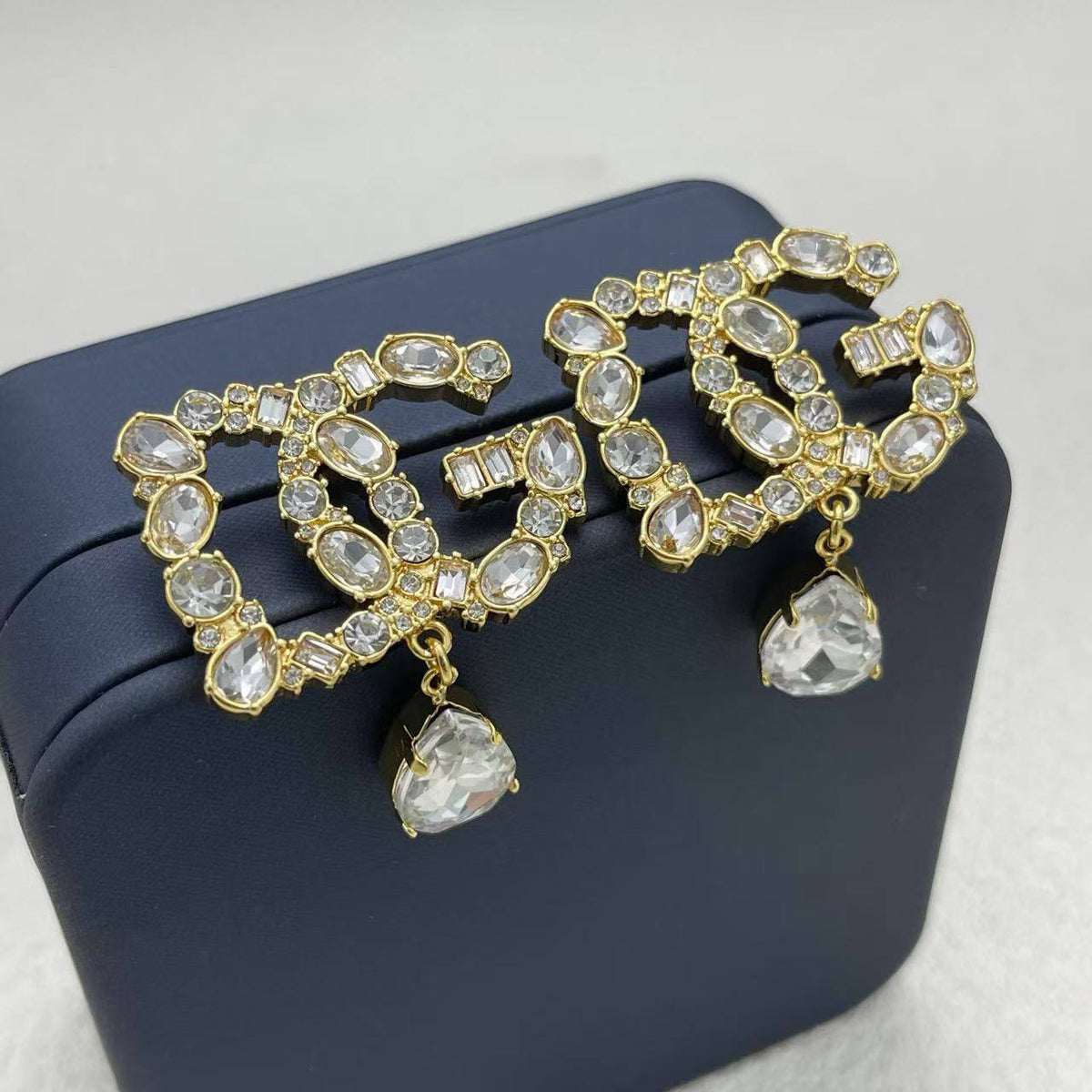 DOLCE&GABBANA 
Necklace 💥
Earring 🦋
Master quality 💯
With normal boxes 🗃️ 
125 dhs🇦🇪🇦🇪

Zain216
♥️♥️♥️