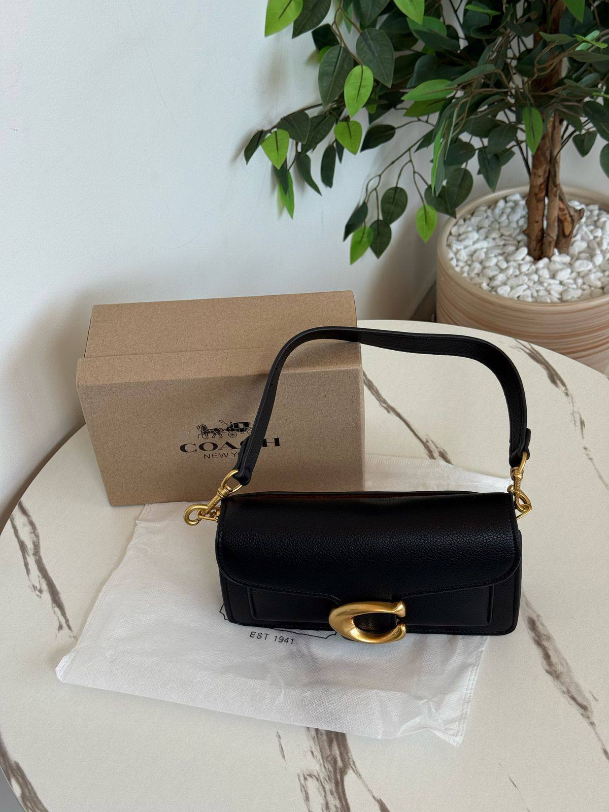 Coach
Best quality
With box’s
🎁🎁🎁

95 dhs❣️

size 21cm

Zain158
♥️♥️♥️