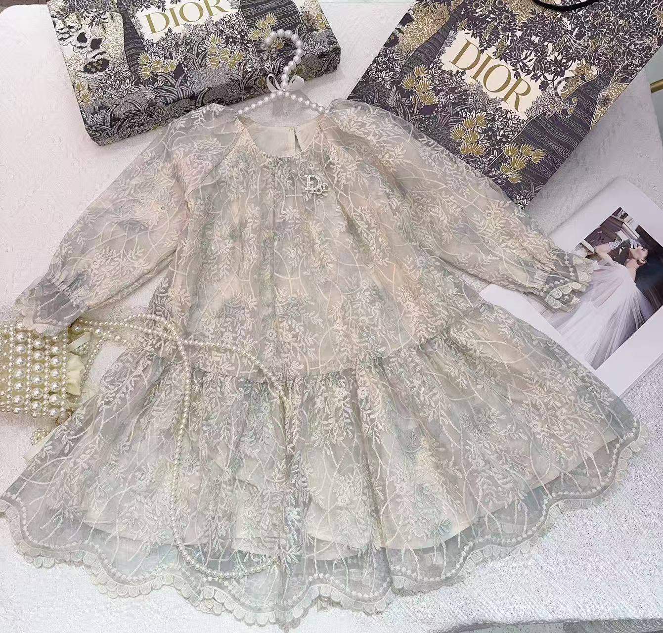 Dior
1-5y 140 dhs❣️
6-12y 150 dhs❣️

Zain151
♥️♥️♥️