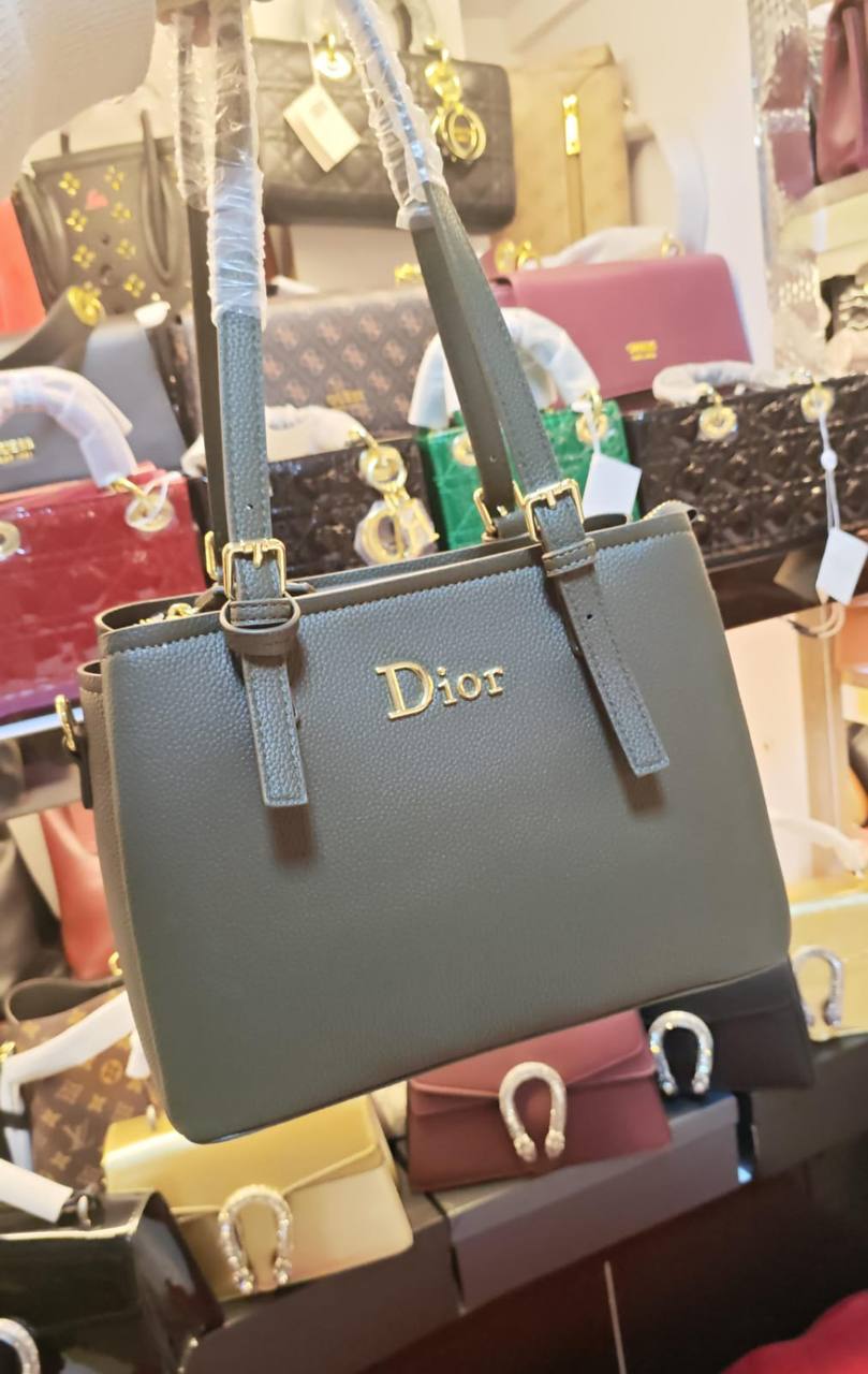 DIOR 
GOOD quality 
115 dhs✅

Zain200
♥️♥️♥️