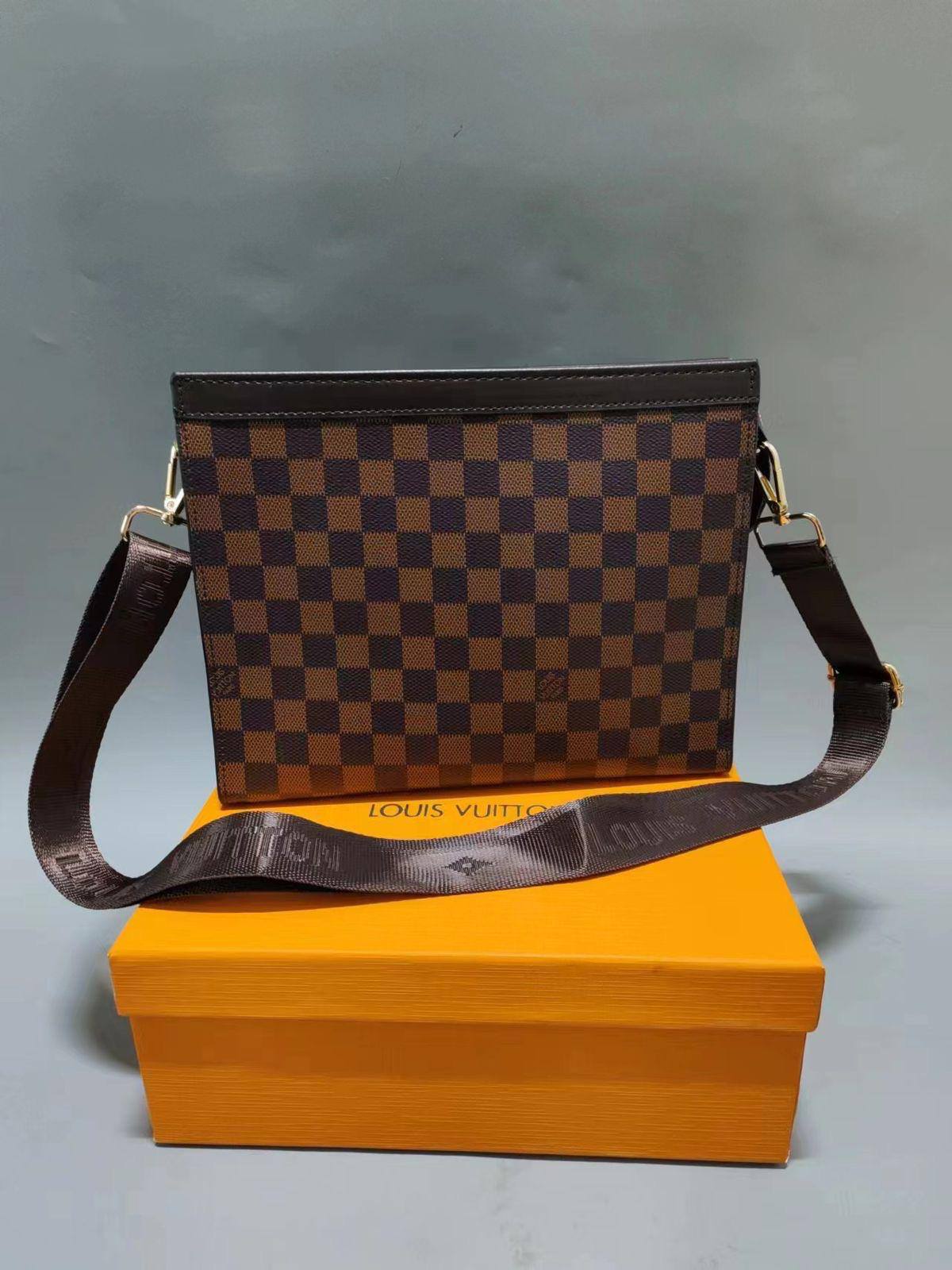 LV 
clutch with belt

Size: 26cm

With box 
🎁🎁🎁

65 dhs🗽

Zain50
♥️♥️♥️