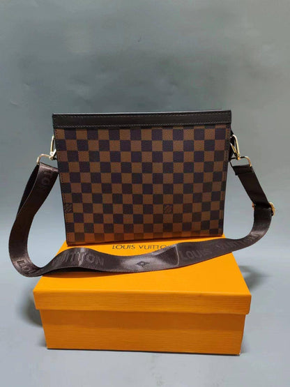 LV 
clutch with belt

Size: 26cm

With box 
🎁🎁🎁

65 dhs🗽

Zain50
♥️♥️♥️
