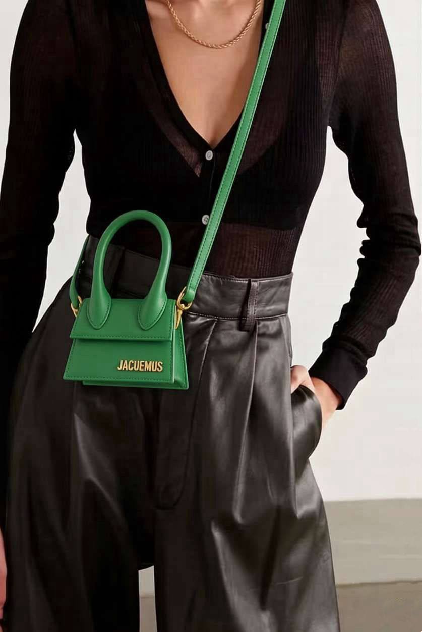 JACQUEMUS 
COPY ONE MINI SIZE SPECIAL WITH BOX🎁🎁🎁

115 dhs💓
(leather)

Zain39
♥️♥️♥️